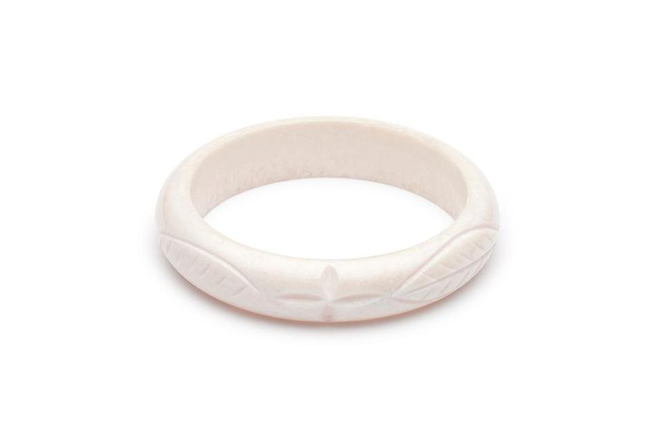 Midi Daisy White Fakelite Duchess Bangle