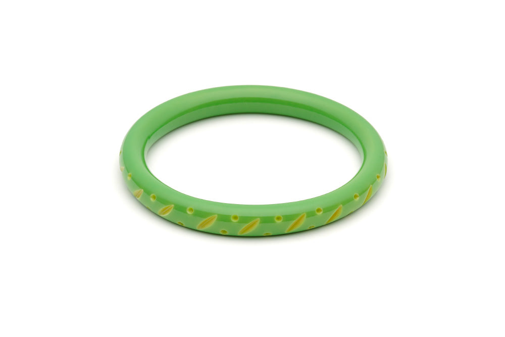 Splendette vintage inspired 1950s style green Duotone fakelite Narrow Lime Carved Bangle in Duchess size