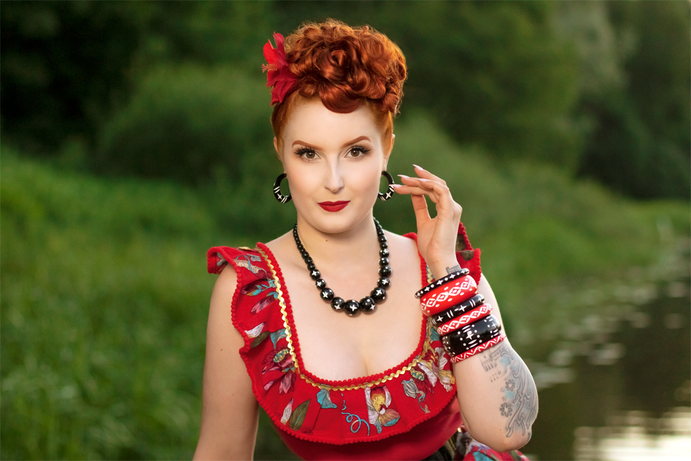 Narrow Lover Carved Duchess Bangle