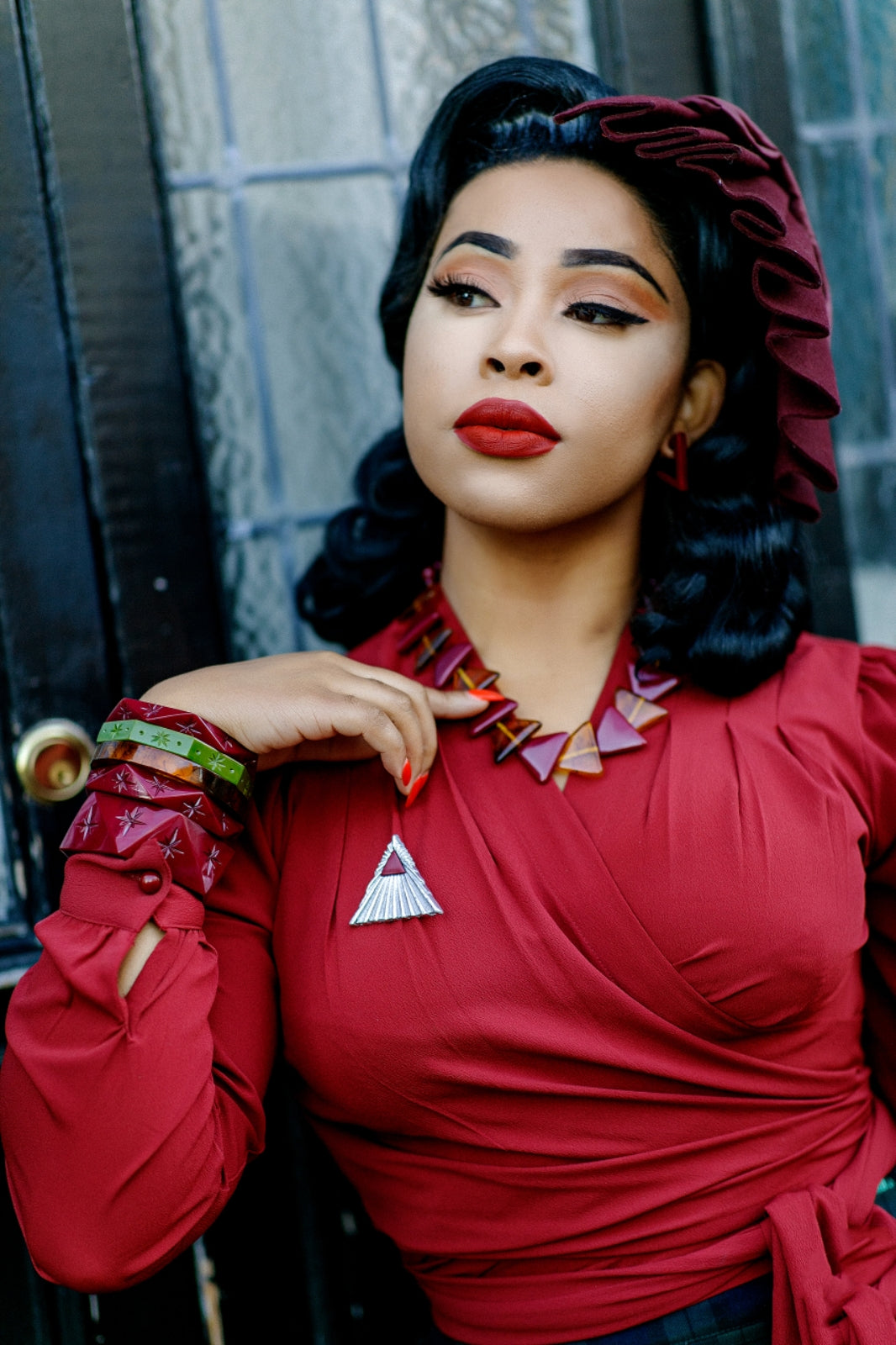 Splendette vintage inspired 1930s style deep pink purple Tayberry fakelite jewellery worn by model Lady Eccentrik B