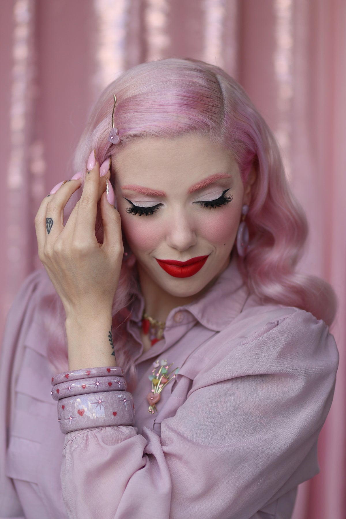 Splendette vintage inspired 1950s Valentine's style pastel purple Poppet jewellery worn by pin up model Dafna Bar-El