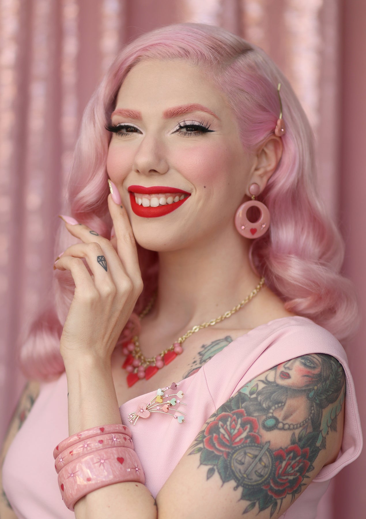 Splendette vintage inspired 1950s Valentine's style pink Sweet Cheeks fakelite jewellery worn by pin up model Dafna Bar-El