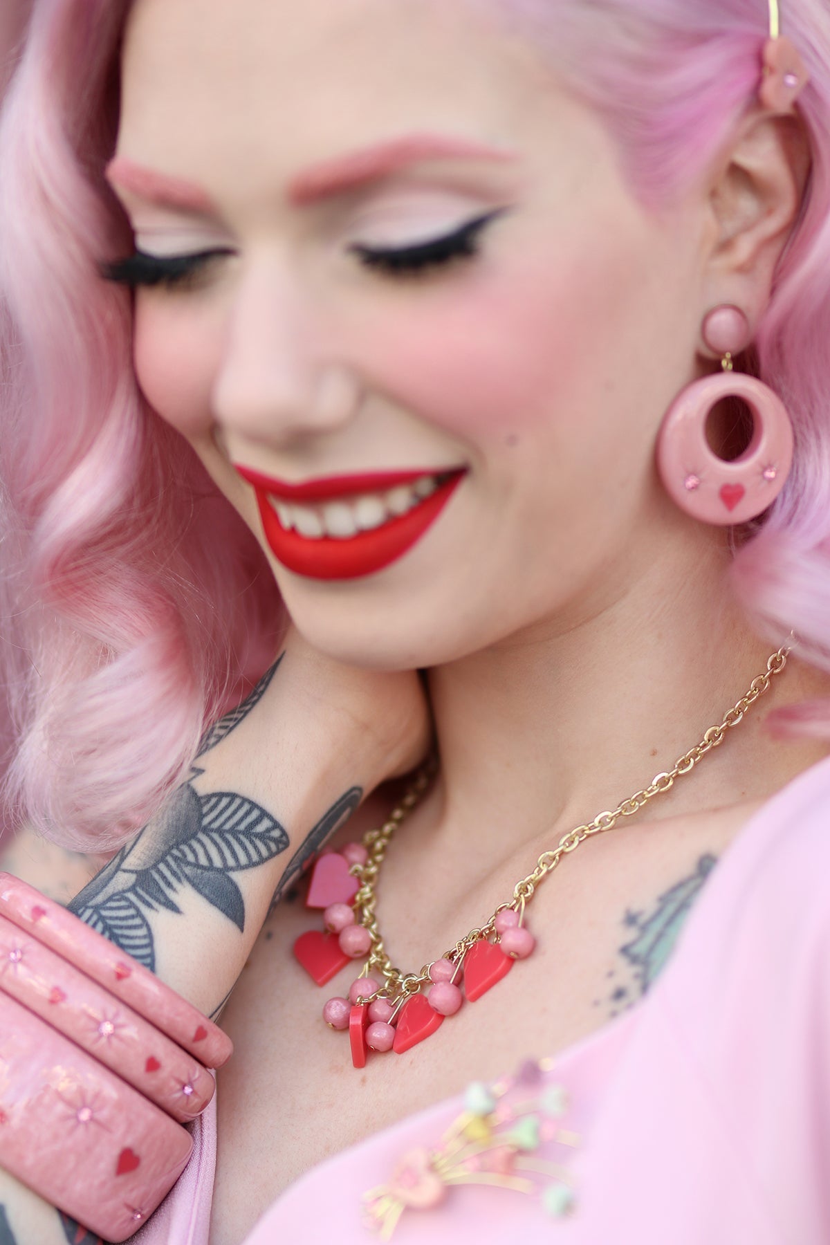 Splendette vintage inspired 1950s Valentine's style pink Sweet Cheeks fakelite jewellery worn by pin up model Dafna Bar-El