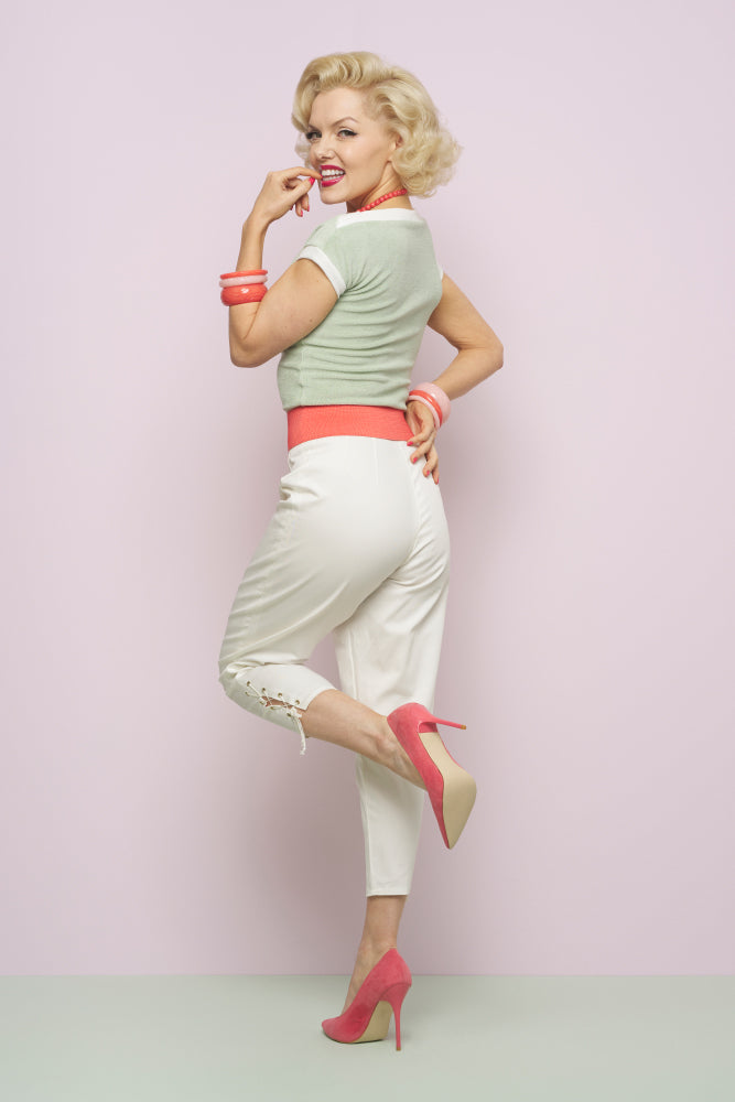 Marilyn Monroe lookalike Suzie Kennedy in pink vintage style bangles