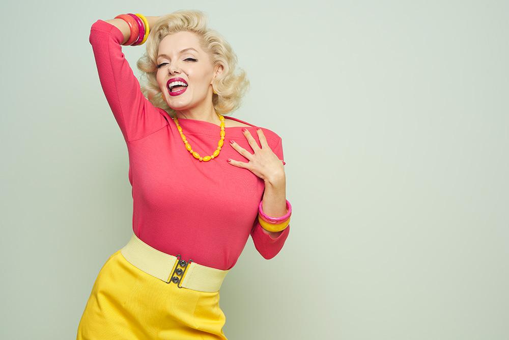 Marilyn Monroe lookalike Suzie Kennedy in Tropical Vintage Style Bangles