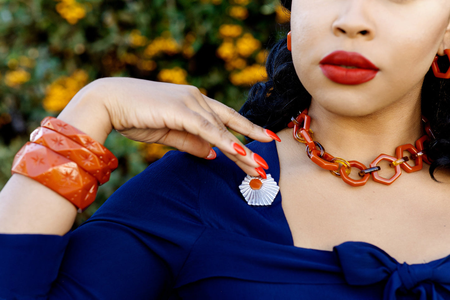 Splendette vintage inspired retro style orange Rust and blue Darkness fakelite jewellery worn by model Lady Eccentrik B