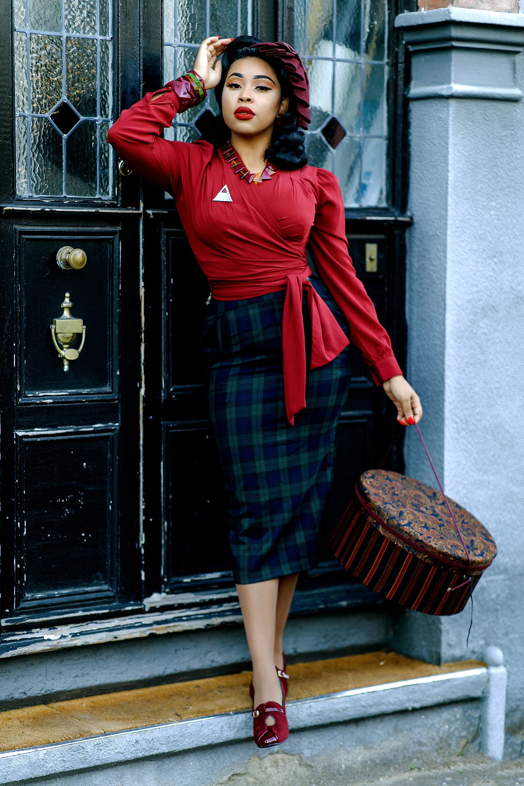 Splendette vintage inspired 1930s style deep pink purple Tayberry fakelite jewellery worn by model Lady Eccentrik B