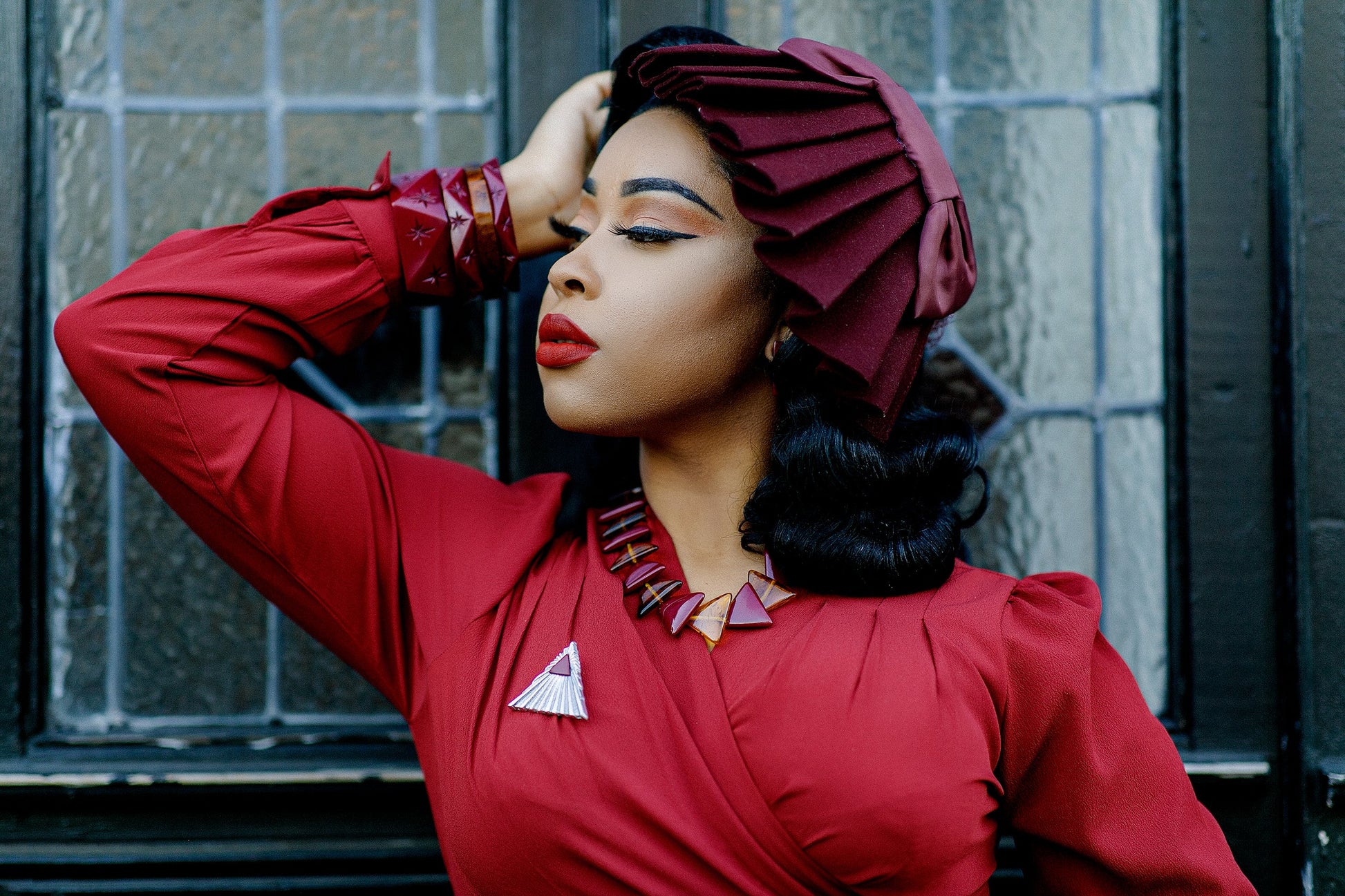 Splendette vintage inspired 1930s style deep pink purple Tayberry fakelite jewellery worn by model Lady Eccentrik B
