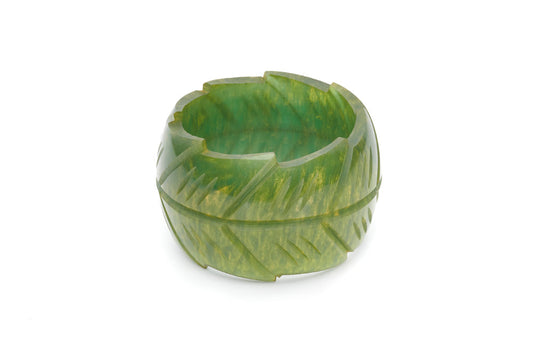Splendette vintage inspired 1940s style carved green Chunky Golden Olive Fakelite Bangle in smaller Maiden size