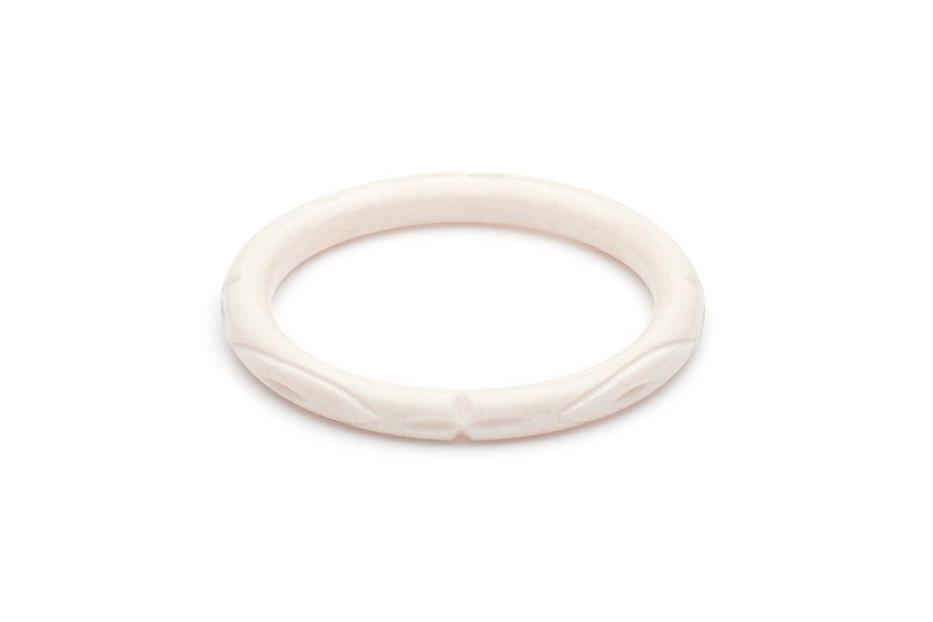 Narrow Daisy White Fakelite Duchess Bangle