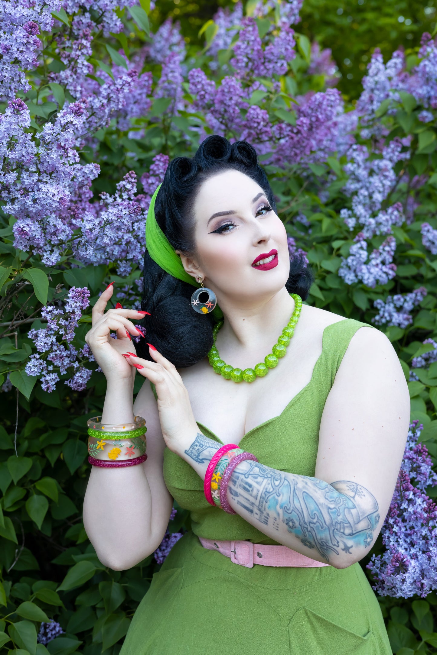 Splendette vintage inspired 1950s retro tropical style Pineapple fakelite jewellery worn by pin up model