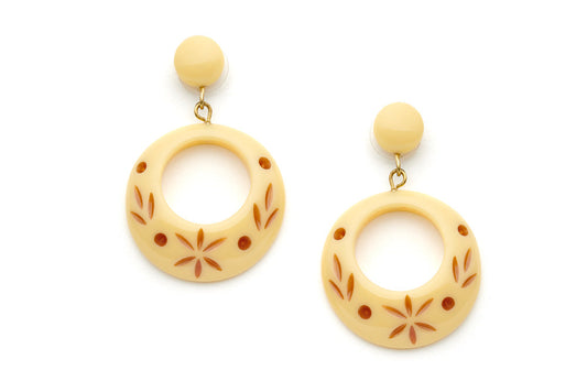 Splendette vintage inspired 1950s style cream carved Duotone fakelite Lait Carved Drop Hoop Earrings