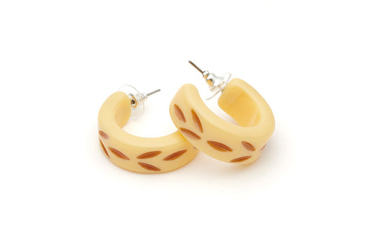 Splendette vintage inspired 1950s style cream carved Duotone fakelite Lait Carved Hoop Earrings