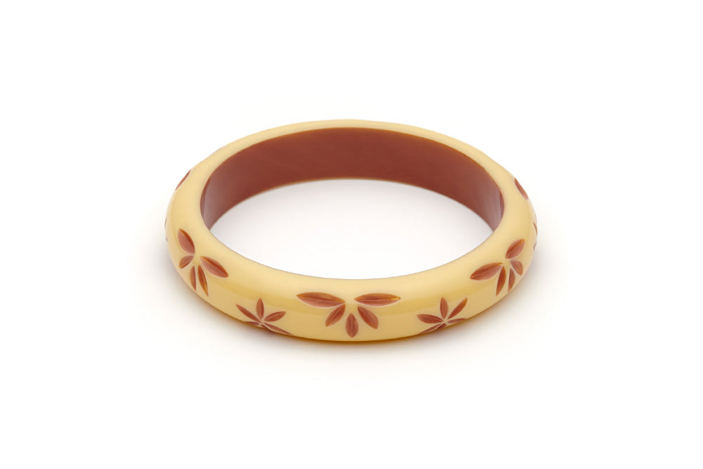 Splendette vintage inspired 1950s style cream carved Duotone fakelite Midi Lait Carved Bangle in Duchess size