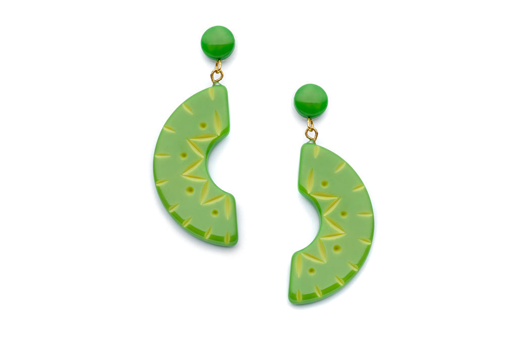 Splendette vintage inspired 1950s style green Duotone fakelite Lime Carved Drop Earrings