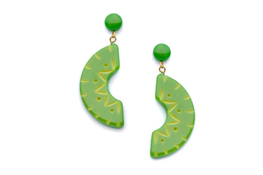 Splendette vintage inspired 1950s style green Duotone fakelite Lime Carved Drop Earrings