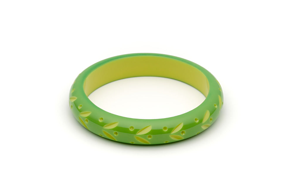 Splendette vintage inspired 1950s style green Duotone fakelite Midi Lime Carved Bangle in Duchess size