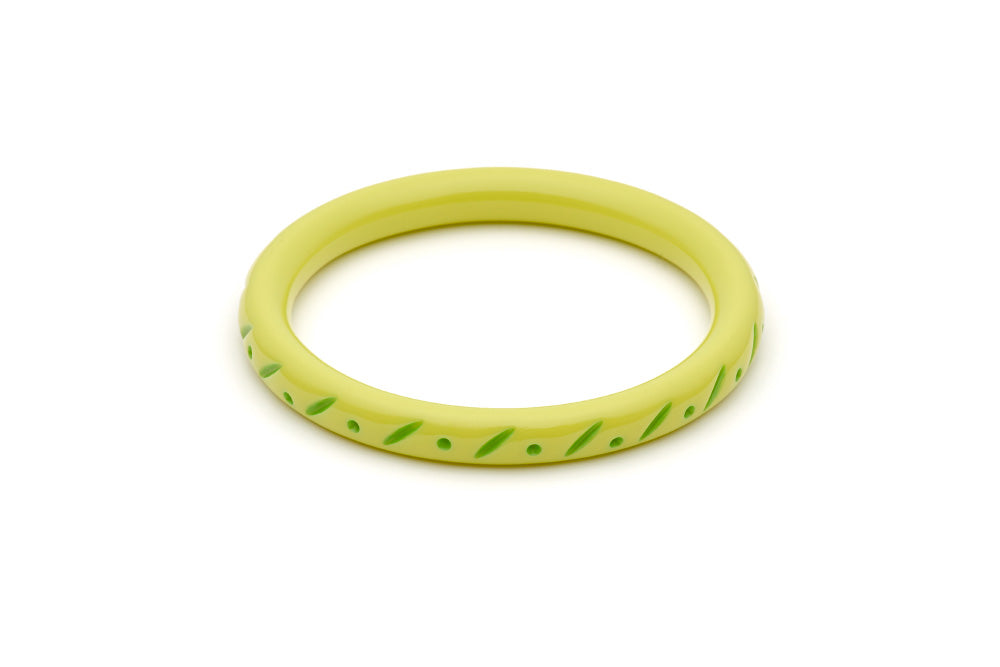 Splendette vintage inspired 1950s style Spring 2021 bright green Duotone fakelite Narrow Zest Carved Bangle in Duchess size