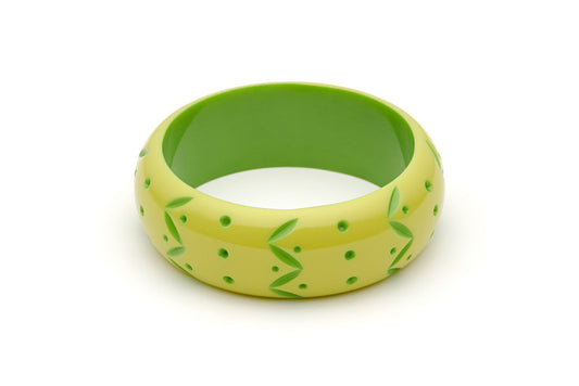 Splendette vintage inspired 1950s style Spring 2021 bright green Duotone fakelite Wide Zest Carved Bangle in Duchess size